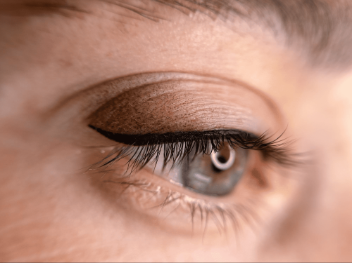 Eye-liner permanent : Regard Sublimé, Résultat Naturel et Durable